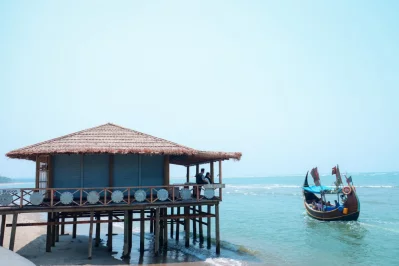 একটু দূরে রেজু খাল, তারপর অথৈ সমুদ্র। ছবি: মারমেইড
