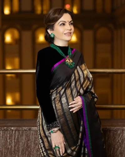 আধুনিক পোশাকে নীতা আম্বানি সূক্ষ্ম ভাবে তুলে ধরেছেন ভারতের ঐতিহ্যকেও। ছবি: ইনস্ট্রাগ্রাম থেকে