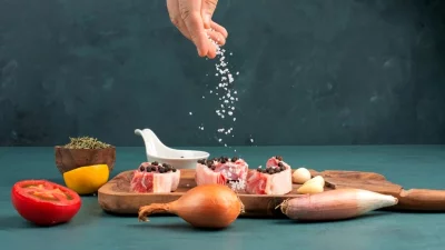 রান্নায় লবণ কম কিংবা বেশি হোক, তা খাবারের স্বাদ নষ্ট করে দেয়। ছবি: ফ্রিপিক