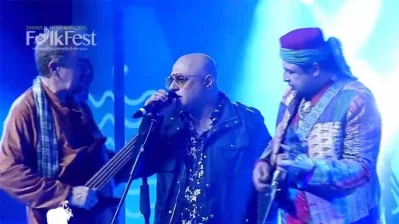 ঢাকা ইন্টারন্যাশনাল ফোক ফেস্টে আলি আজমতসহ জুনুন-এর শিল্পীরা। ছবি: সংগৃহীত