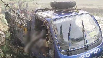 পিকআপ উল্টে খাদে পড়ে গেলে ঘটনাস্থলেই নিহত হন তিনজন। ছবি: ইনডিপেনডেন্ট টেলিভিশন
