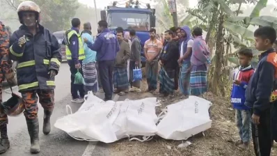 ঘটনাস্থল থেকে তিনজনের মরদেহ উদ্ধার করা হয়েছে। ছবি: ইনডিপেনডেন্ট টেলিভিশন