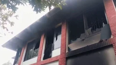 প্রায় দুই থেকে তিনশ মানুষ ভাঙচুরে অংশ নেয়। ছবি: ইনডিপেনডেন্ট টেলিভিশন