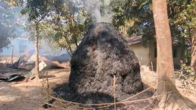 বাড়ির পরিত্যক্ত ঘরও খড়ের স্তূপে দাউ দাউ করে আগুন জ্বলছে। ছবি: ইনডিপেনডেন্ট টেলিভিশন