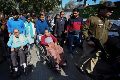 ভোটকেন্দ্রে যাওয়ার পথে এএপি নেতা অরবিন্দ কেজরিওয়াল। ছবি: রয়টার্স