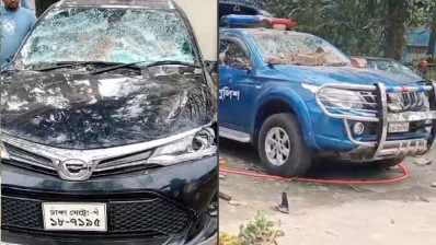 পুলিশের গাড়িসহ ৪টি গাড়ি ভাঙচুর করা হয়েছে। ছবি: ইনডিপেনডেন্ট টেলিভিশন