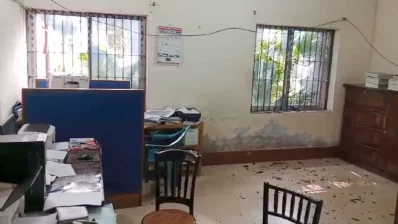 থানায় হামলা চালিয়ে চেয়ার টেবিল ভাঙচুর করা হয়। ছবি: ইনডিপেনডেন্ট টেলিভিশন