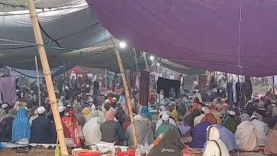 খিত্তায় খিত্তায় জিকির আসকার, ইবাদত বন্দেগি ও বয়ান শুনে সময় পার করছেন মুসল্লিরা। ছবি: ইনডিপেনডেন্ট টেলিভিশন