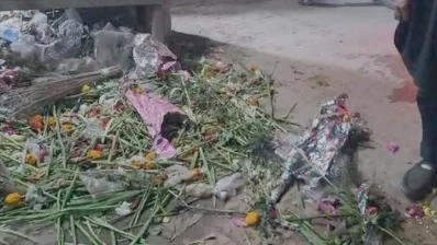 দোকানে বিক্রির জন্য সাজিয়ে রাখা ফুল রাস্তায় ফেলে দেওয়া হয়। ছবি: ইনডিপেনডেন্ট টেলিভিশন