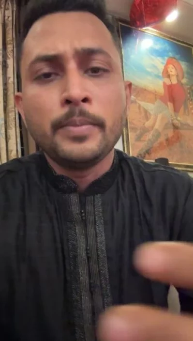 পরী মণির লাইভে ফ্যাশন ডিজাইনার রুহুল চৌধুরী। ছবি: স্ক্রিনশট