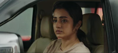 সিনেমাটির একটি দৃশ্যে ত্রিশা কৃষ্ণান। ছবি: আইএমডিবি থেকে নেওয়া