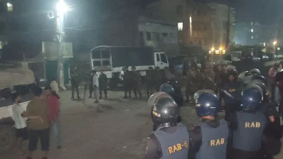 কুয়েটে রাতে দায়িত্ব নিয়োজিত রয়েছেন আইনশৃঙ্খলা বাহিনীর সদস্যরা। ছবি: ভিডিও থেকে নেওয়া