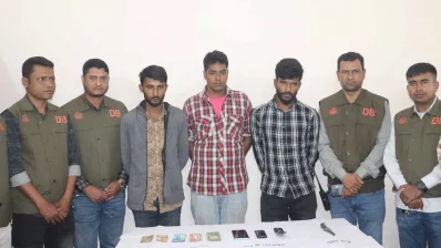 গ্রেপ্তার তিনজনের কাছ থেকে ৩টি মোবাইল ফোন, একটি ছুরি ও ২৯ হাজার ৩৭০ টাকা উদ্ধার করা হয়। ছবি: ইনডিপেনডেন্ট টেলিভিশন