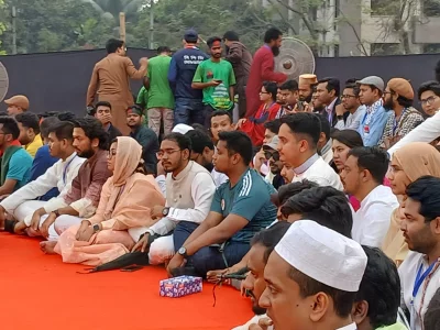 মানিক মিয়া অ্যাভিনিউয়ে জমায়েতের মাধ্যমে ‘জাতীয় নাগরিক পার্টির’ (এনসিপি) আত্মপ্রকাশ অনুষ্ঠান মঞ্চের প্রথম সারিতে সার্জিস আলম, হাসনাত আবদুল্লাহ, সামান্তা শারমিন, হান্নান মাসুদসহ অন্যান্য নেতাবৃন্দকে দেখা যায়। ছবি: রজত তন্ময়
