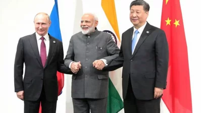 বাম পাশ থেকে ভ্লাদিমির পুতিন, নরেন্দ্র মোদি ও শি জিনপিং। ফাইল ছবি