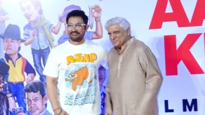 বিশেষ আয়োজন ঘোষণার অনুষ্ঠানে জাভেদ আখতারের (ডানে) সঙ্গে আমির। ছবি: সংগৃহীত