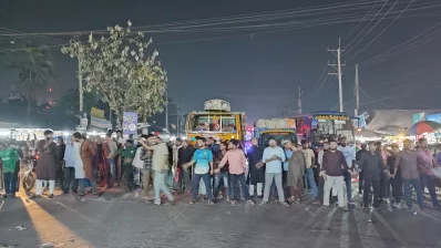 শিক্ষার্থীদের অবরোধে ঢাকা, চট্টগ্রাম, নোয়াখালী, ফেনী, লক্ষীপুরগামী যাত্রীবাহী বাস ও অন্যান্য যানবাহন আটকা পড়ে। ছবি: ইনডিপেনডেন্ট টেলিভিশন