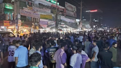 অটোরিকশায় ছাত্রীকে হেনস্তা ও ছিনতাইয়ের পর রাস্তা অবরোধ করেন শিক্ষার্থীরা। ছবি: ইনডিপেনডেন্ট টেলিভিশন