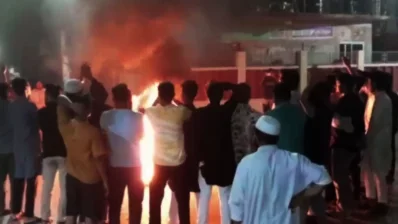হামলার ঘটনার পর পুলিশ সুপারের কার্যালয়ের সামনের রাস্তায় টায়ার জালিয়ে বিক্ষোভ করা হয়। ছবি: ভিডিও থেকে নেওয়া