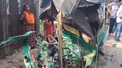 দুর্ঘটনায় অটোরিকশার সামনের অংশ দুমড়ে-মুচড়ে যায়। ছবি: ইনডিপেনডেন্ট টেলিভিশন