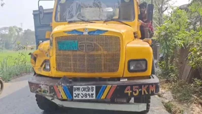 দুর্ঘটনায় পর ট্রাকটি জব্দ করেছে পুলিশ। ছবি: ইনডিপেনডেন্ট টেলিভিশন