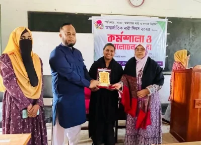 বিশ্ব নারী দিবস এ ফাতেমা পারভিনকে নারী উদ্যোক্তা হিসেবে সম্মাননা প্রদান করেছে লালমনিরহাট সরকারি কলেজ। ছবি: সংগৃহীত