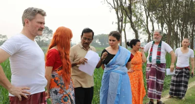 বিদেশিদের নিয়ে শুটিংয়ে হানিফ সংকেত। ছবি: ফাগুন অডিও ভিশন