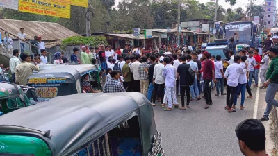 বিক্ষোভের কারণে উপজেলার চৌমুহনী-মাইজদী আঞ্চলিক মহাসড়কে যান চলাচল বন্ধ হয়ে যায়। ছবি: আবু নাছের মঞ্জু