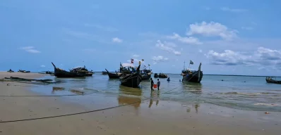 শুঁটকি তৈরি এবং জেলেদের জীবনধারা সামনে থেকে দেখতে পাবেন এখানে এলে। ছবি: ইনডিপেনডেন্ট