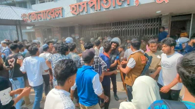 মারধরের পর হাসপাতালে নেওয়া হলে সেখানেও উত্তেজনার সৃষ্টি হয়। ছবি: ইনডিপেনডেন্ট টেলিভিশন