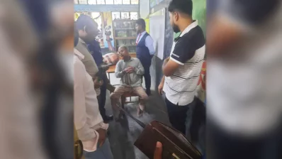 অভিযুক্ত নৈশপ্রহরীকে মারধর করে বিক্ষুব্ধ জনতা। ছবি: ইনডিপেনডেন্ট টেলিভিশন
