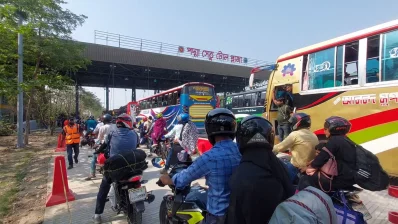 পদ্মা সেতুর মাওয়া প্রান্তে যানবাহনের চাপ। ছবি: ইনডিপেনডেন্ট টেলিভিশন
