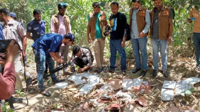ডাক বাংলোর ভেতরে বাঁশঝাড়ের নিচের একটি গর্ত থেকে ব্যালট পেপারগুলো উদ্ধার করা হয়। ছবি: ইনডিপেনডেন্ট টেলিভিশন