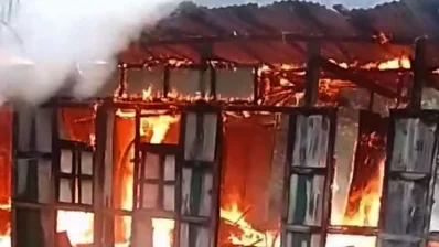 সংঘর্ষে নিহতের ঘটনার জেরে বেশ কয়েকটি বাড়িঘরে অগ্নিসংযোগ করা হয়। ছবি: ভিডিও থেকে নেওয়া