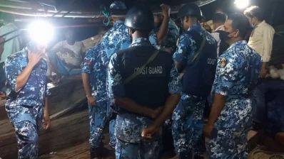 বঙ্গোপসাগরে ১০ মাছ ধরার ট্রালারে গণডাকাতির পর ট্রলার পরিদর্শন করেন কোস্টগার্ডের সদস্যরা। ছবি: ভিডিও থেকে নেওয়া