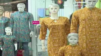 স্বামী-স্ত্রীর ম্যাচিং ড্রেস এরও রয়েছে চাহিদা। ছবি: ইনডিপেনডেন্ট টেলিভিশন