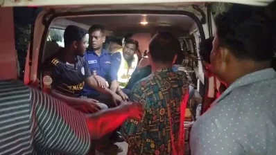 খবর পেয়ে ঘটনাস্থল থেকে আহত অবস্থায় অভিযুক্ত রুবেলকে গ্রেপ্তার করে পুলিশ। ছবি: সংগৃহীত