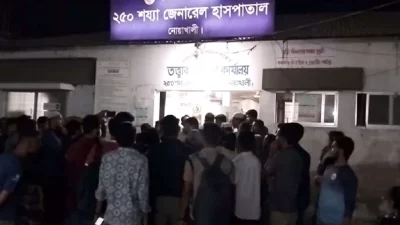 মরদেহ নেওয়া হয়েছে হাসপাতালে। ছবি: ইনডিপেনডেন্ট