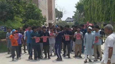 উপাচার্যের পদত্যাগের দাবিতে বিক্ষোভ মিছিল করেন শিক্ষার্থীরা। ছবি: ইনডিপেনডেন্ট টেলিভিশন