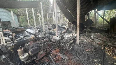 আগুনে পুড়ে গেছে ঘরে রাখা জিনিসপত্র। ছবি: সংগৃহীত