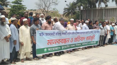 শিক্ষার্থীদের দাবি প্রত্যাখান করে কর্মসূচি পালন করেছেন বিশ্ববিদ্যালয়ের শিক্ষক, কর্মকর্তা-কর্মচারীরা। ছবি: ইনডিপেনডেন্ট টেলিভিশন 