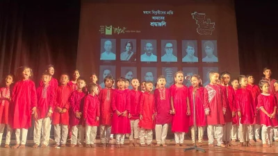 চট্টগ্রামে ‘যুব বিদ্রোহ উৎসবের’ মঞ্চে শিশু শিল্পীরা। ছবি: ইনডিপেনডেন্ট