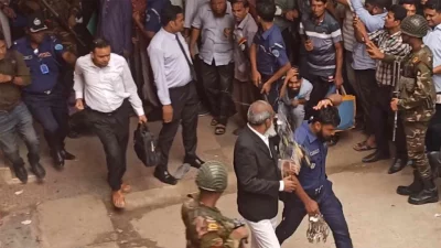 আসামিদের কারাগারে নিয়ে যাওয়ার সময় তাদের ওপর ডিম ছুড়ে মারা হয়। ছবি: ইনডিপেনডেন্ট