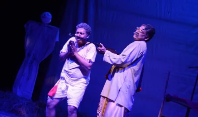 পাকে বিপাকে নাটকের আরেকটি দৃশ্য। ছবি: পদাতিক নাট্য সংসদ 