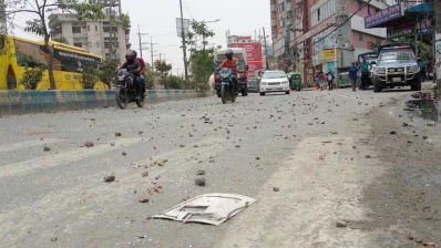 ব্যাটারিচালিত অটোরিকশার চালকদের সঙ্গে পুলিশের সংঘর্ষ হয়েছে। ছবি: ইনডিপেনডেন্ট টেলিভিশন
