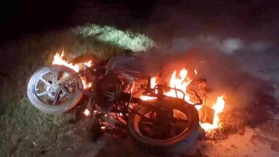 সংঘর্ষে একটি মোটরসাইকেলে আগুন ধরিয়ে দেয় প্রতিপক্ষের লোকজন। ছবি: ইনডিপেনডেন্ট টেলিভিশন