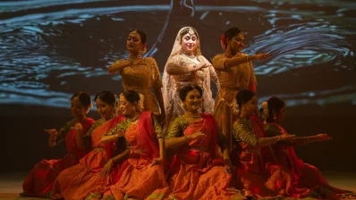 মঞ্চে শখ ও তাঁর নৃত্যদল। ছবি: মাছরাঙা টিভি