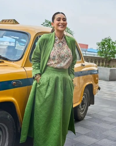কারিশমা কাপুর দারুণভাবে ফুটিয়ে তুলেছেন সামার ভাইব। ছবি: ইনস্টাগ্রাম থেকে