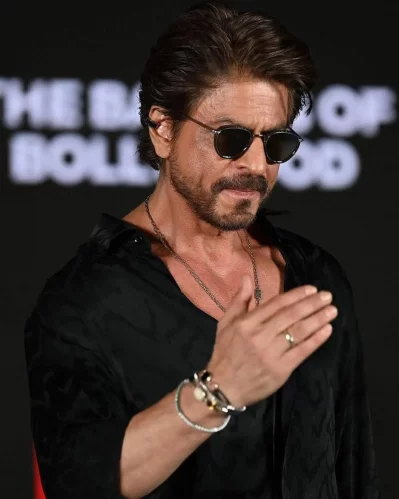 বলিউডের ‘কিং খান’ শুধু অভিনয়েই নয়, বয়সের ছাপ ঠেকাতে ত্বকচর্চাতেও অনন্য। ছবি: ইনস্টাগ্রাম থেকে