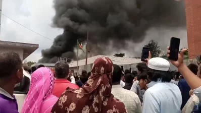  আগুনে তার পুরে যাওয়ায় পুরো হাসপাতালে বিদ্যুৎ সংযোগ বিচ্ছিন্ন হয়ে গেছে। ছবি: ভিডিও থেকে নেওয়া